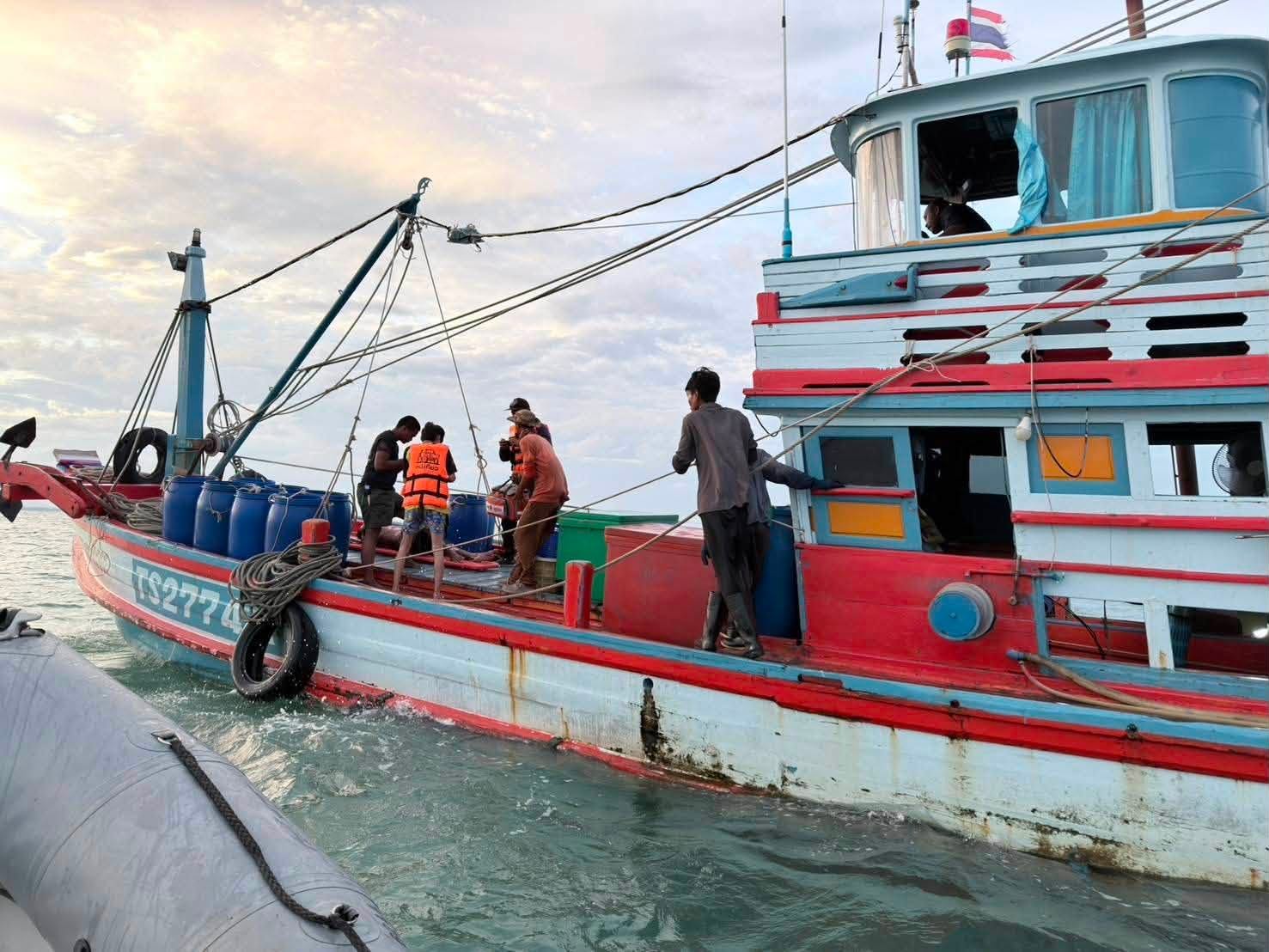 ## ไฟไหม้ห้องเครื่องเรือประมงกลางทะเลนครศรีฯ ลูกเรือเจ็บสาหัส ศคท. ส่งเรือเร็วสกัดช่วยชีวิต ##